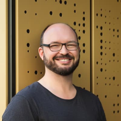 Portrait photo of Chris Simon